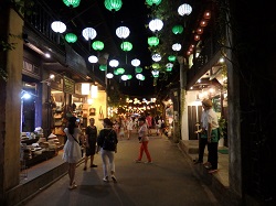 �z�C�A���i�C�g�}�[�P�b�g