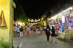 �z�C�A���i�C�g�}�[�P�b�g