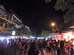 �z�C�A���i�C�g�}�[�P�b�g