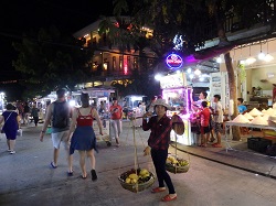 �z�C�A���i�C�g�}�[�P�b�g